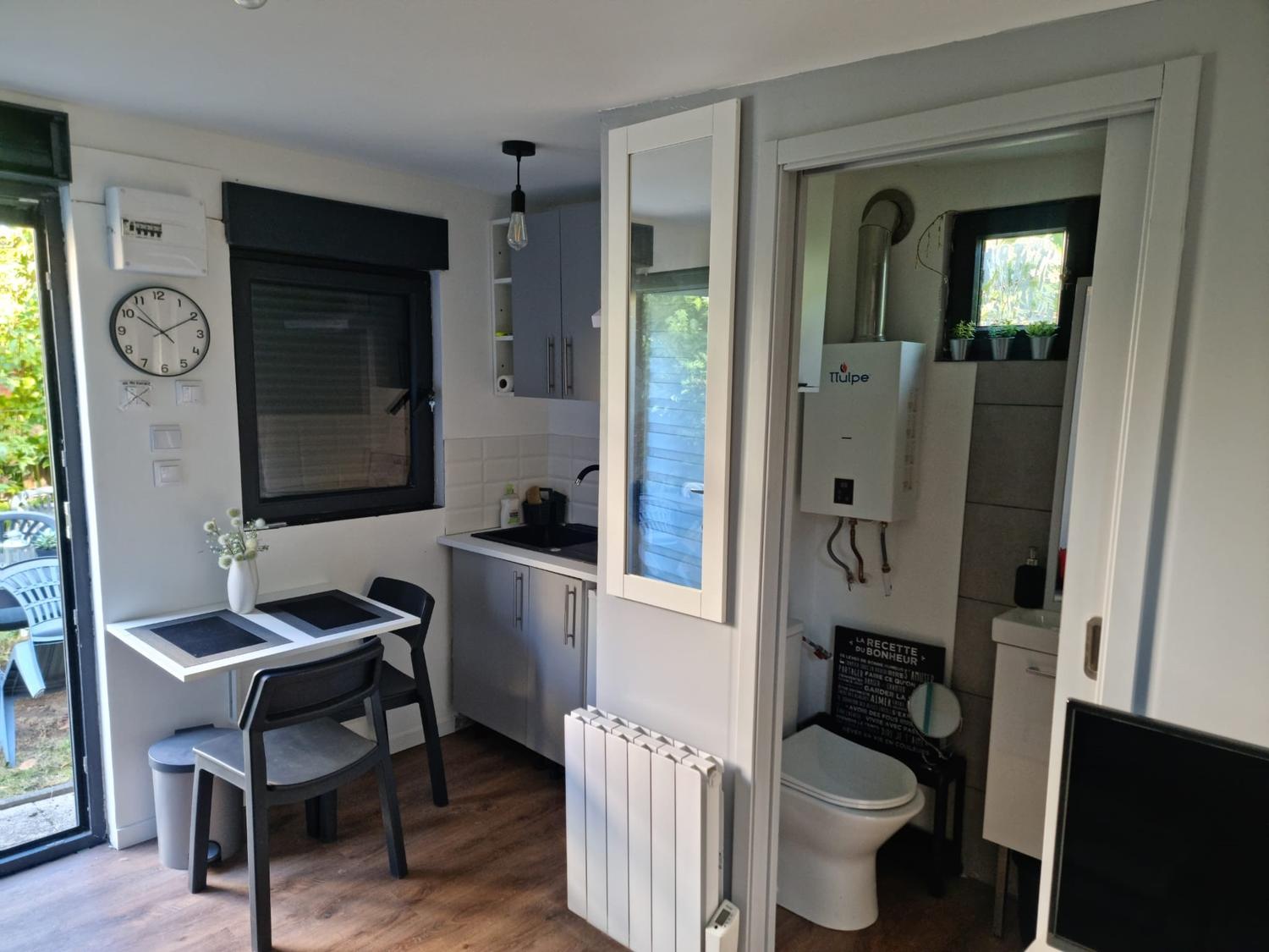 Le coin cuisine, le coin repas et la salle de bain
